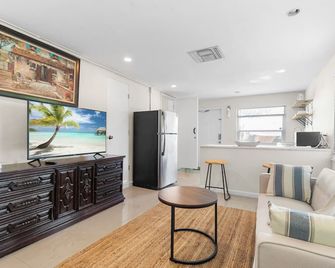 Central Miami One Bedroom - North Miami Beach - Living room