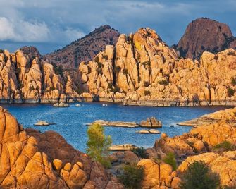 Cozy, Quiet, Authentic Log Cabin w/ Mtn View : 4 mi to Downtown - Prescott - Beach