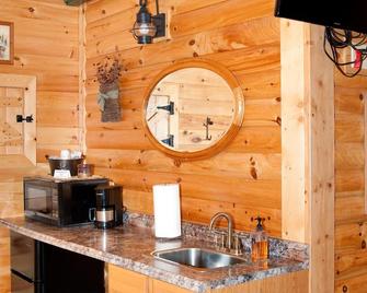 1/2 of a double cabin with two queen beds (sleeps 4) - Flintstone - Cocina