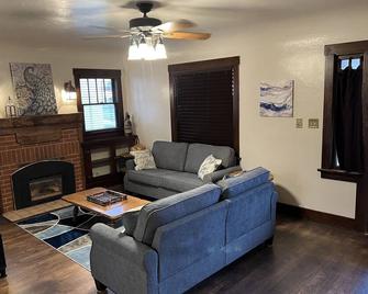 Nice Cozy 2 Bedroom 1bath house Close to DT Winslow - Вінслов - Вітальня