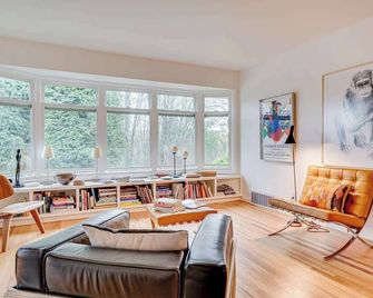 Open Layout w/ Patio! Cozy 2BR by the UW Arboretum - Seattle - Sala de estar