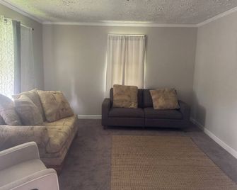 Cozy 3-bedroom house with AC in charming Clinton - Clinton - Вітальня