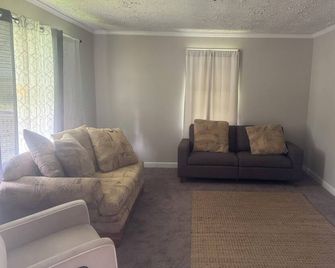 Cozy 3-bedroom house with AC in charming Clinton - Clinton - Вітальня