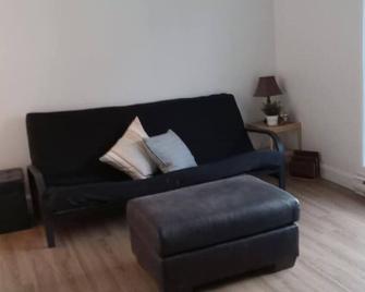 3,5 rénove avec cour anglaise - Québec City - Living room