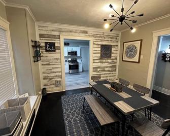 A modern, comfortable and conveniently located apartment. - Syracuse - Dining room