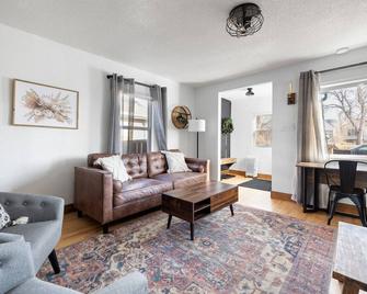 821 N7th Upstairs · Trendy Stay2- 3 bed1 bath, Close to Monument Arena - Rapid City - Wohnzimmer