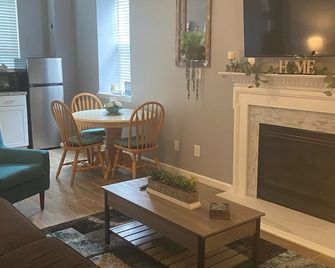 Modern rustic minutes from arena and speedway - Concord - Sala de estar