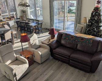 New Mountain Retreat w/outdoor activities including rock climbing and hiking - Soddy Daisy - Living room