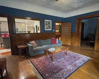 Large Pittsburgh East Liberty House - close to Hospitals and Universities. - Pittsburgh