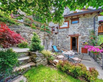 Chalet \'Bnb Mont Mars Suite Mon Rêve\' with Mountain View, Terrace & Wi-Fi - Fontainamore - Patio