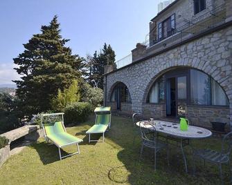 Villa Simpatia A: A characteristic and welcoming apartment situated at a short distance from the beach, with Free WI-FI. - Centola - Patio