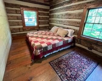 Historic Log Cabin on a homestead!-Pet Friendly! - Chatsworth - Bedroom