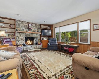 Charming 5-bedroom farmhouse on 10 acres in serene Saluda - Saluda - Huiskamer