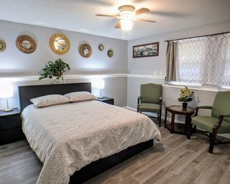 Beautiful | spacious | clean house for families #1 - Overland Park - Bedroom
