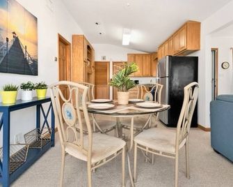 Water Front Beach Bungalow- Sleeps 6 Firepit. Game Room Gazebo. - Tuckerton - Comedor