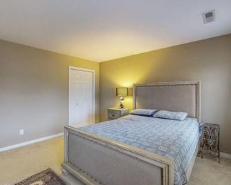 Private bedroom and bath! - Midlothian - Bedroom