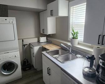 The Bainbridge Studio - Burnaby - Kitchen