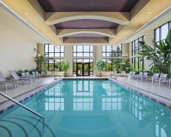 Embassy Suites by Hilton at Hot Springs Convention Center - הוט ספרינגס - בריכה