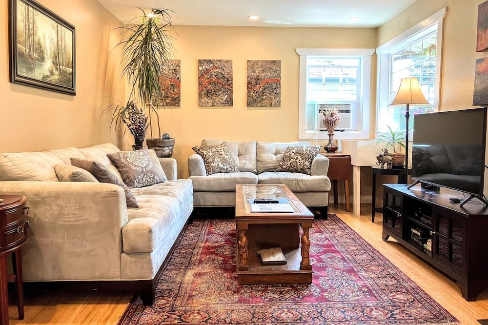 Easy Access to stadiums and downtown. Light rail station just a short walk. - Seattle - Sala de estar