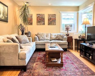 North Seattle bungalow with Hot Tub near light rail and I-5. - Seattle - Sala de estar
