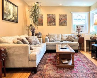 Easy Access to stadiums and downtown. Light rail station just a short walk. - Seattle - Sala de estar