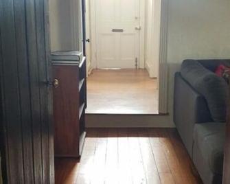 Red Brier Cottage - Richmond - Hallway