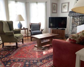 1935, 3 season pet -friendly, family-friendly lakeside home, on 1.8 acres - Westport - Sala de estar
