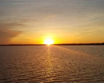 Large Cottage: Private Beach/Stunning Sunsets/Kayaks/Fire Pit - Swanton - Beach