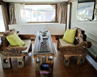 Ruziniu Homestay (Shuhe Old Town) - Lijiang - Living room