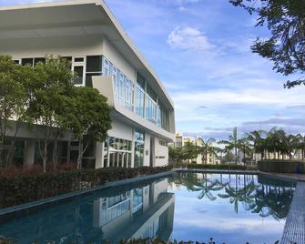 Luxurious modern 3-storey Villa - Batu Ferringhi - Pool