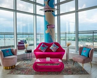 منتجع ومركز مؤتمرات جيلورد ناشيونال - ناشنال هاربور - غرفة معيشة