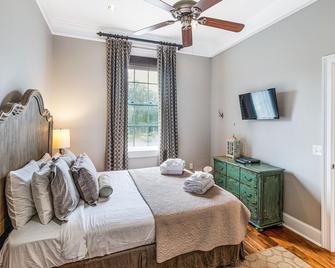 Stunning Apartment with Bay Street Views and Parking by Lucky Savannah - Savannah - Bedroom