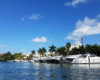 Gorgeous Waterfront Private/Quiet Residential Setting With Yacht Dock - Puerto Juárez