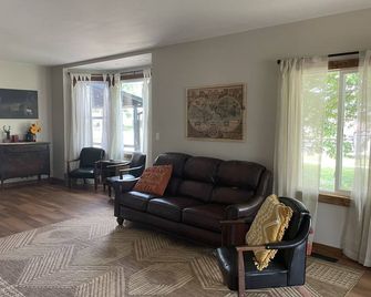 Hunter’s Den & Beyond - Forsyth - Living room