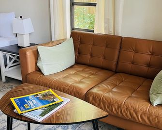 Beautiful suite with separate entrance. - New Port Richey - Sala de estar