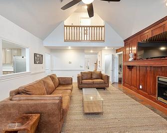 Jackson River Estate Main House Pool, Riverfront, sleeps 15 - Covington - Living room