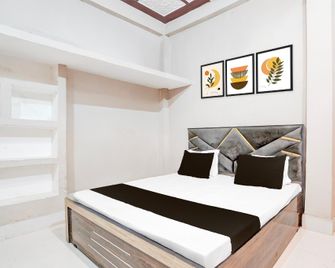 Spot On Sky Hotel - Auraiya - Bedroom