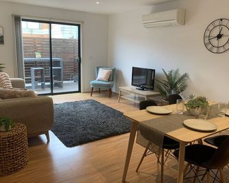 Affordable 2br Apartment Near Melbourne Cbd Address:125raleigh Road,maribyrnong - Maribyrnong - Sala de estar