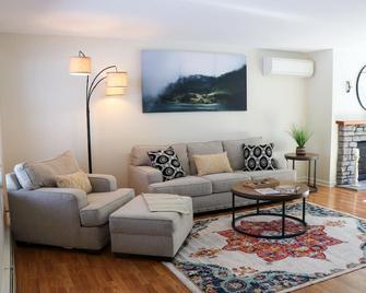 Mountain Retreat/Hot Tub/Ski/Hike/Water Park/Wifi/Fire Pit - Durham - Sala de estar