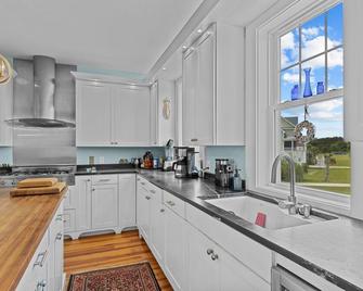 White Rock-Soundfront Home with Pool - Newport - Cocina