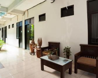 RedDoorz near Margonda Raya - Depok - Лоббі