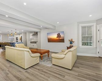 Welcome to the Atlantic Grove, 9 bedrooms 5.5 baths & 2 blocks to the beach. - Ocean Grove - Obývací pokoj