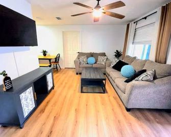 Peaceful Home Retreat with Pool Near St. Leo University and Mirada Lagoon - Dade City - Sala de estar