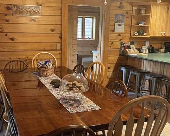 Log cabin staycation for families! Beautiful country setting. - Mount Pleasant - Dining room