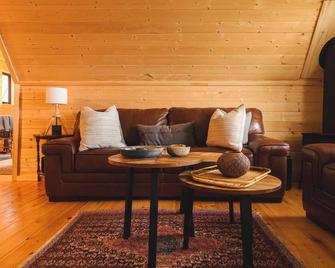 A Frame Cottage on the Lake - Wiarton, Ontario - Wiarton - Living room
