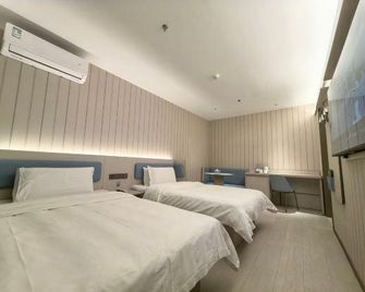 HanTing Hotel (Songyuan Railway Station Guo'erluosi Avenue) - Songyuan - Bedroom