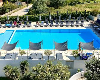 Ccb Bruskos Hotel - Agios Georgios - Pool