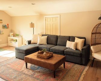 Gorgeous cabin getaway located minutes from both Nashville and Columbus, Indiana - Columbus - Huiskamer