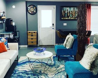 The Classy Cave! A spacious, basement suite hideaway w/ hotel style kitchenette. - Hiram - Living room