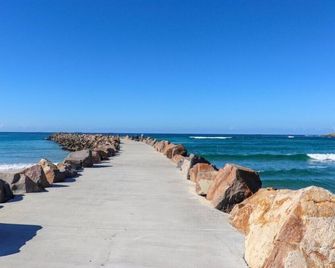 Waterside Retreat at Blacksmiths Beach - Swansea Channel - Swansea - Playa